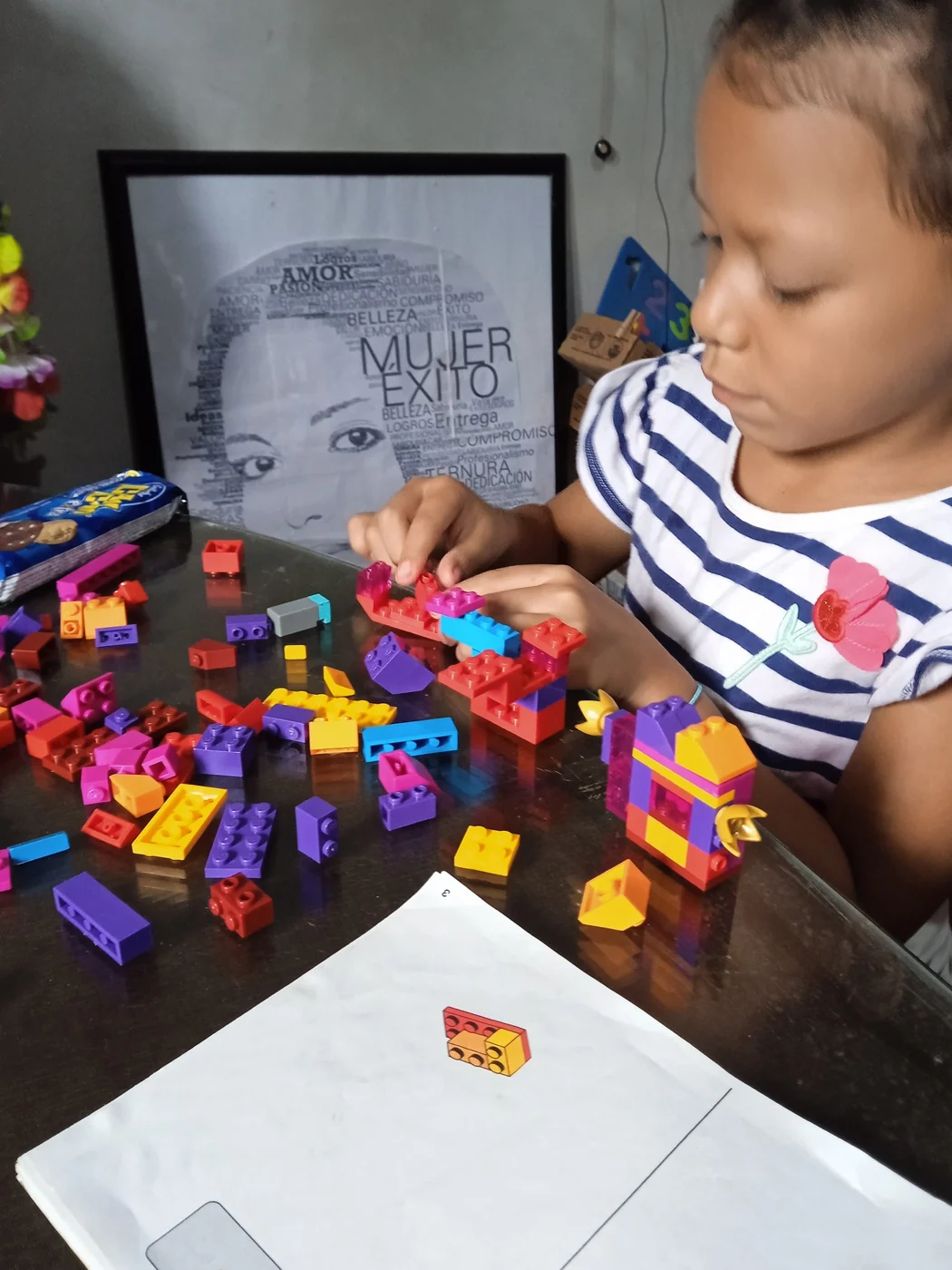 Niño del CNNEE participando en una actividad con bloques de construcción.